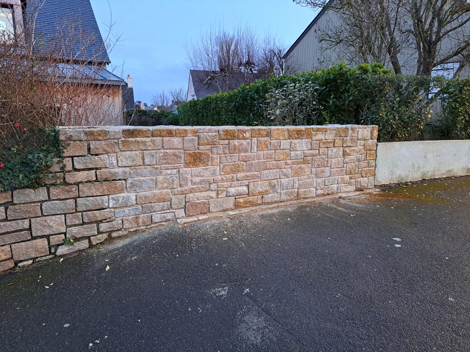 Mur de clôture en moellons de pierre