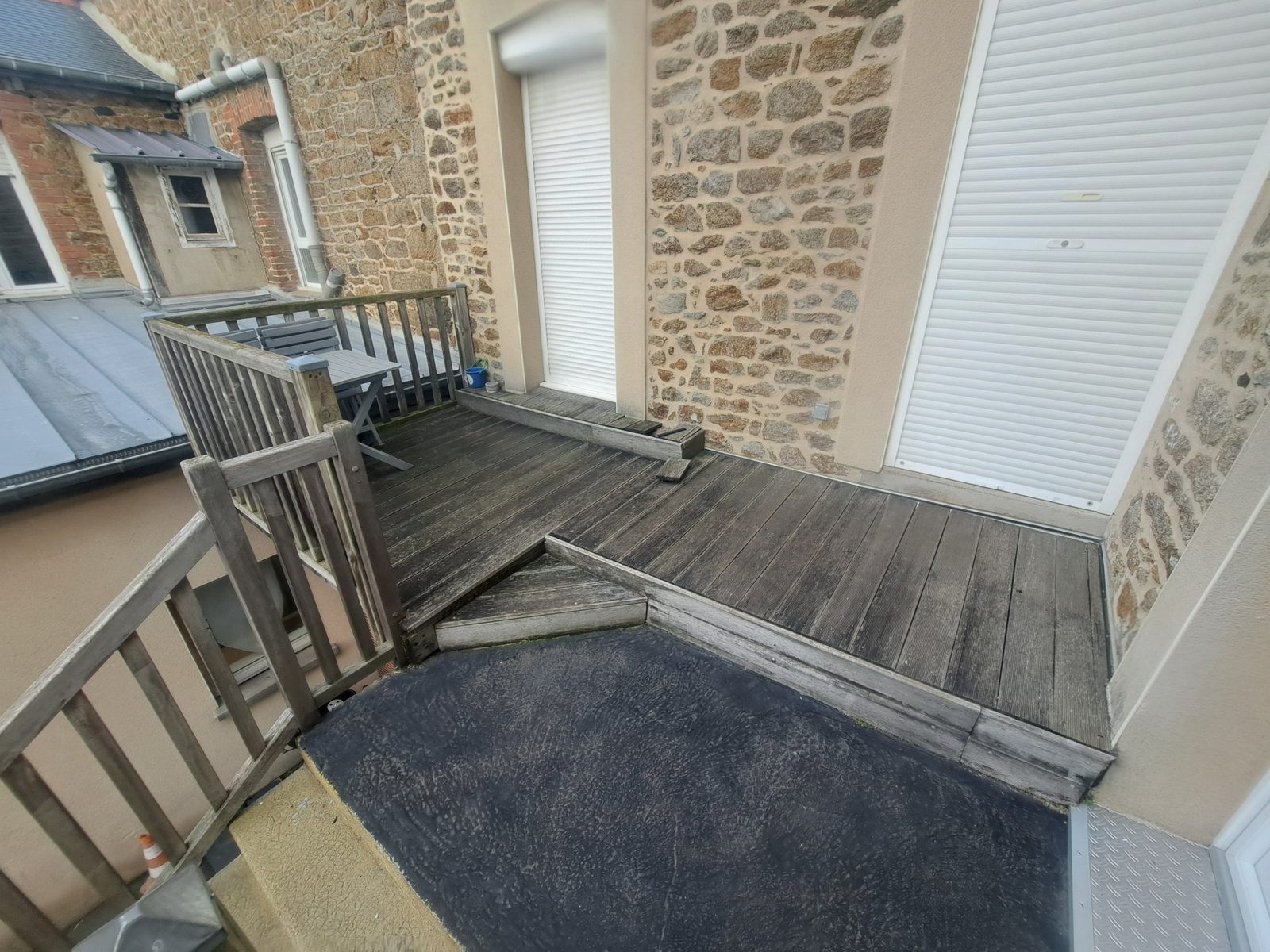 Ancienne terrasse bois grisée et usée avant travaux