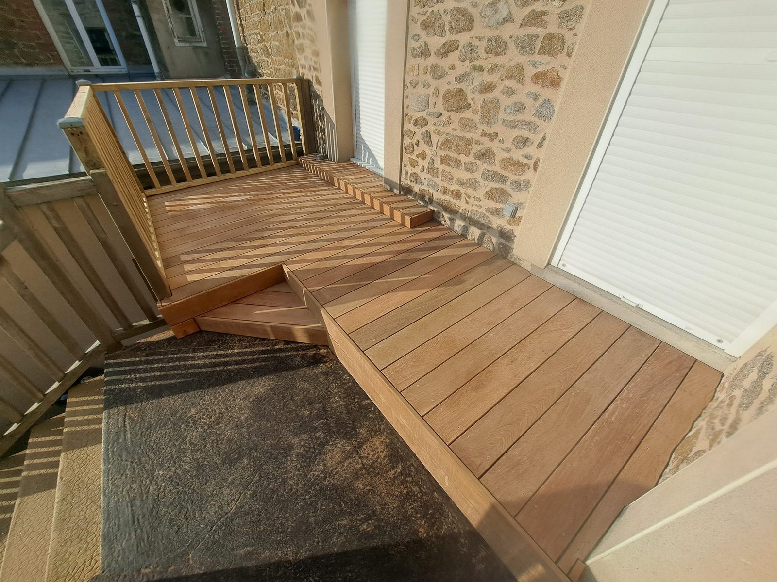 Terrasse refaite en lames d'ipé avec garde-corps rénové